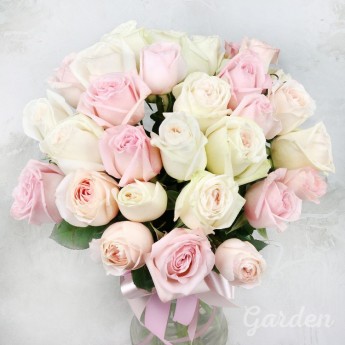 25 белых и розовых пионовидных роз
